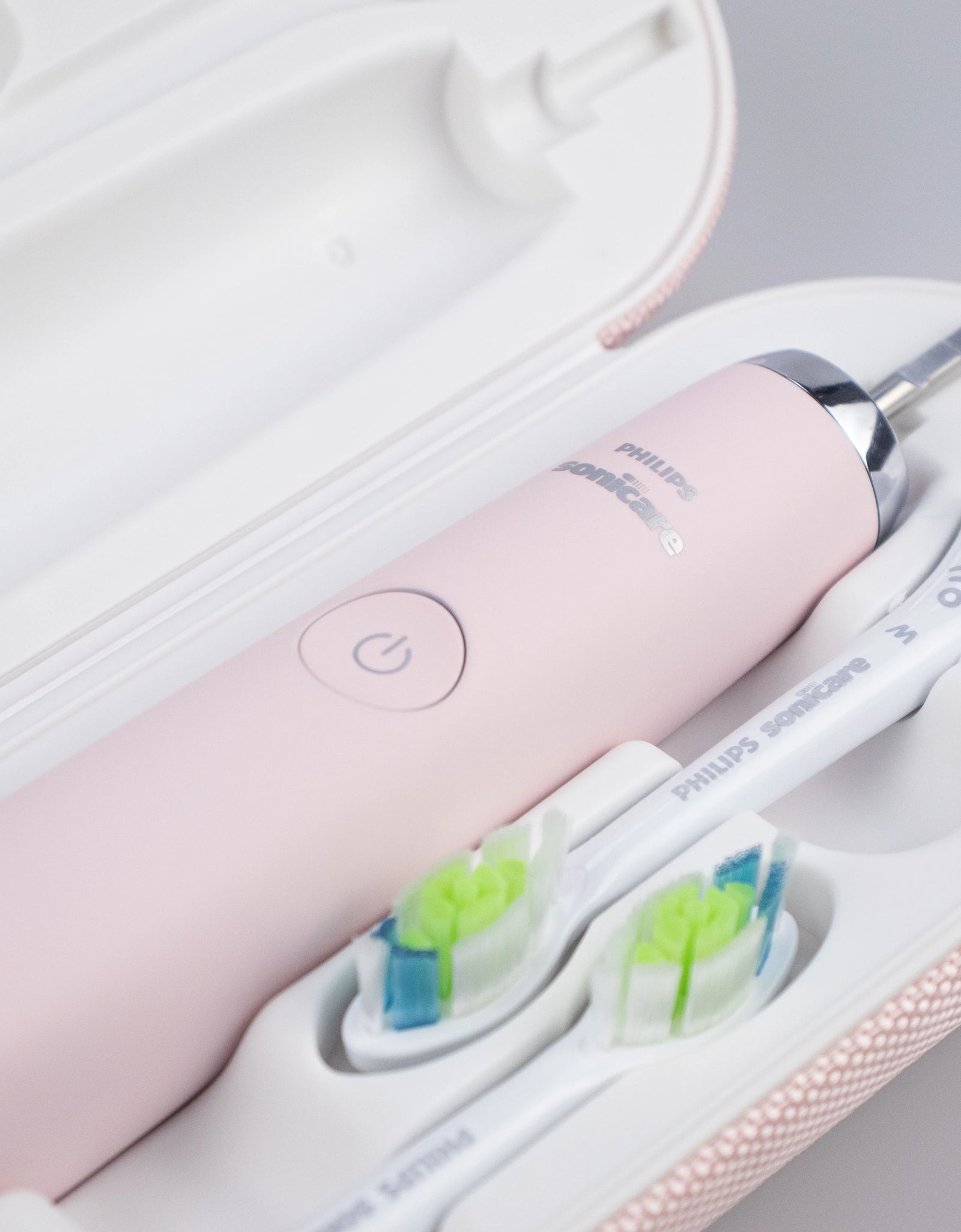 Sonicare Diamond Clean HX9362 Electric Toothbrush Handle,Equipped with a Travel Charging Case and Two Brush Heads